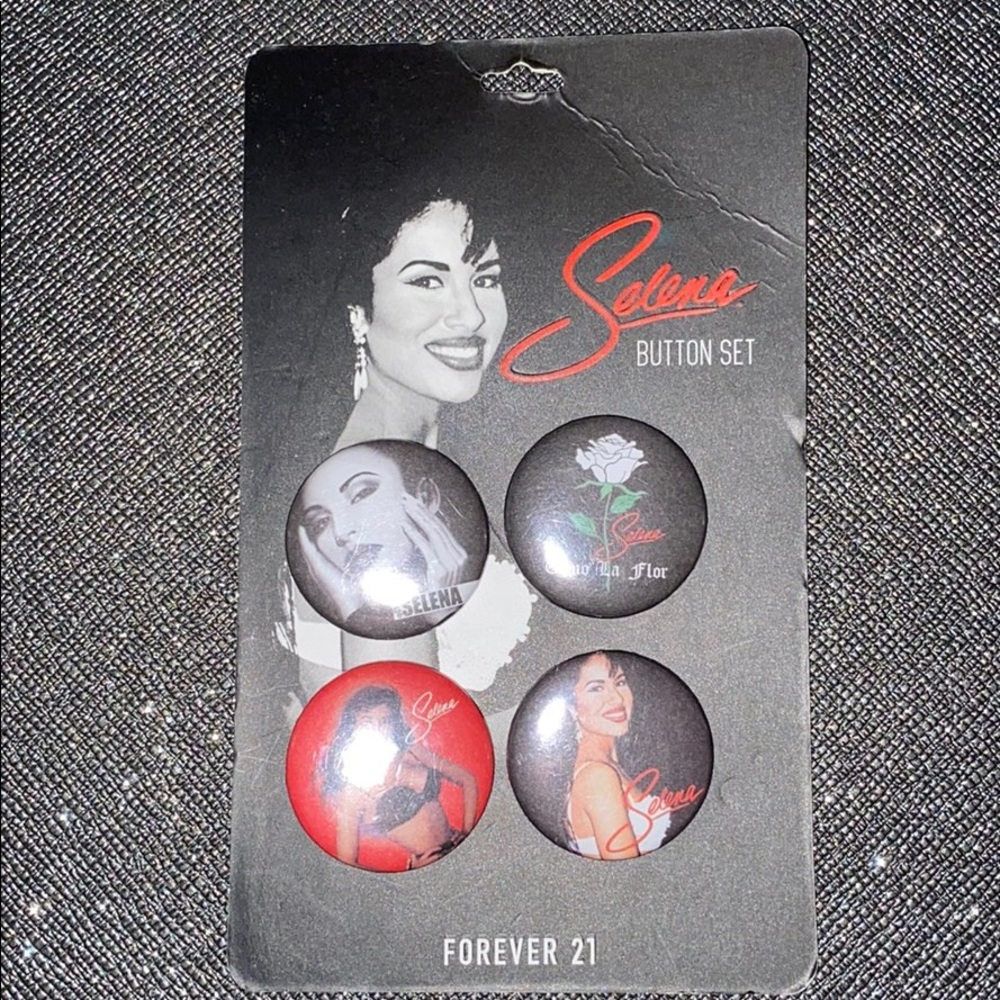 Selena Button Set